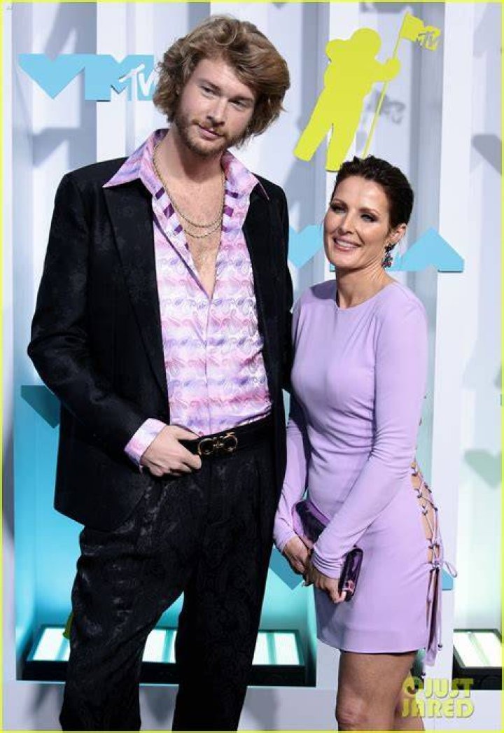 
Yung Gravy, 26, and Sheri Nicole, 42, kiss on the red carpet at the 2022 MTV VMAs 